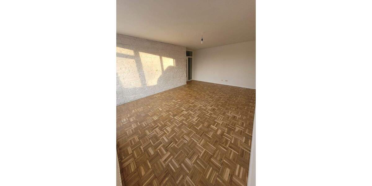 Frisch modernisierte 4-Zimmer-Wohnung mit Tiefgaragenplatz - von Privat 4 zimmer