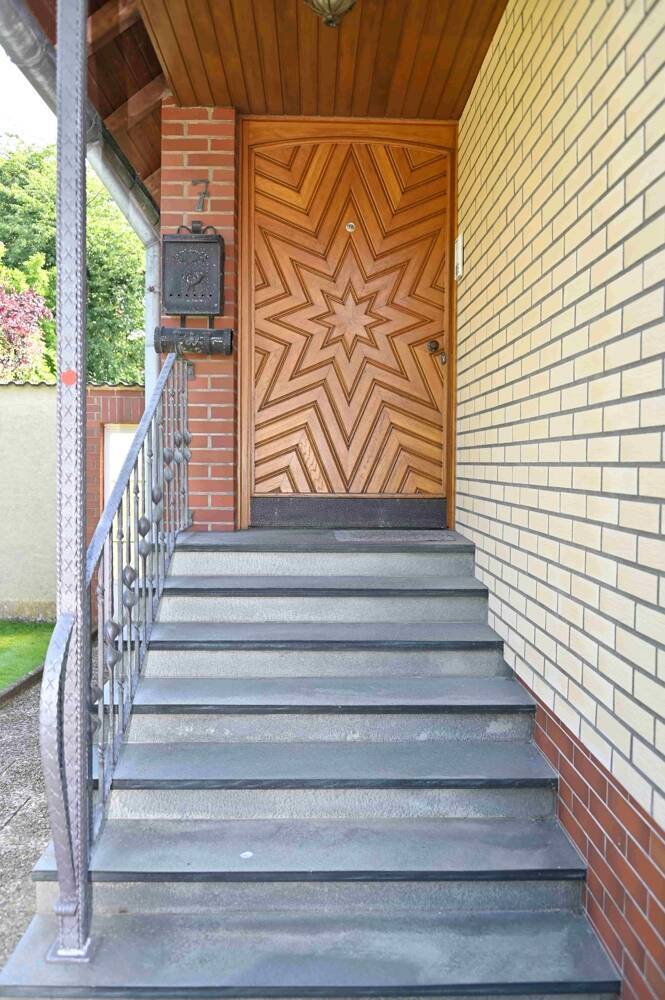 Provisionsfrei für den Käufer....!!! Zweifamilienhaus nebst großer Garage in ruhiger Lage ..... !!! 8 zimmer