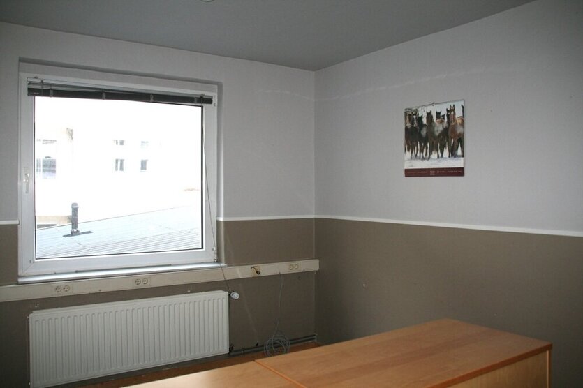 Ideal für Handwerksbetrieb - Büro - mit 4 PKW Stellplätzen... !!!