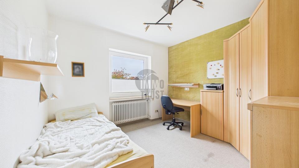 Exklusive Villa in Toplage von Grasdorf – 10 Zimmer, traumhafter Feldblick & Wellnessbereich mit Pool 10 zimmer