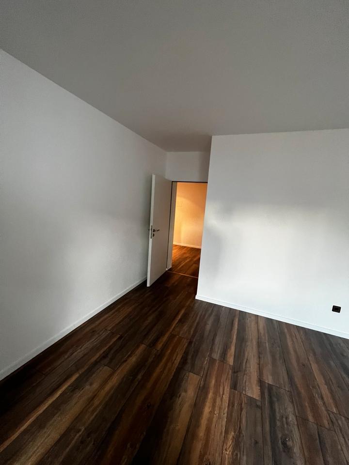 Großzügige 3 Zimmer Wohnung mit Garten , Wintergarten & Garage