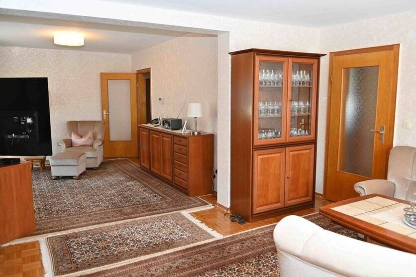 Provisionsfrei für den Käufer....!!! Zweifamilienhaus nebst großer Garage in ruhiger Lage ..... !!!