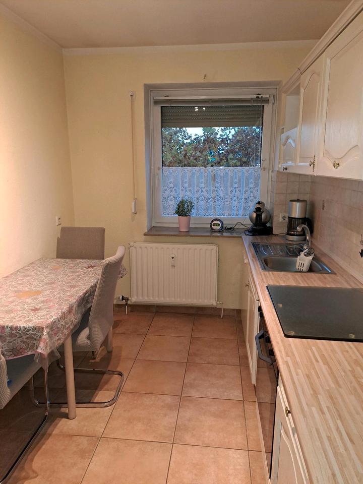 2 Zimmer Eigentumswohnung mit Balkon und Fenster im Bad zimmer