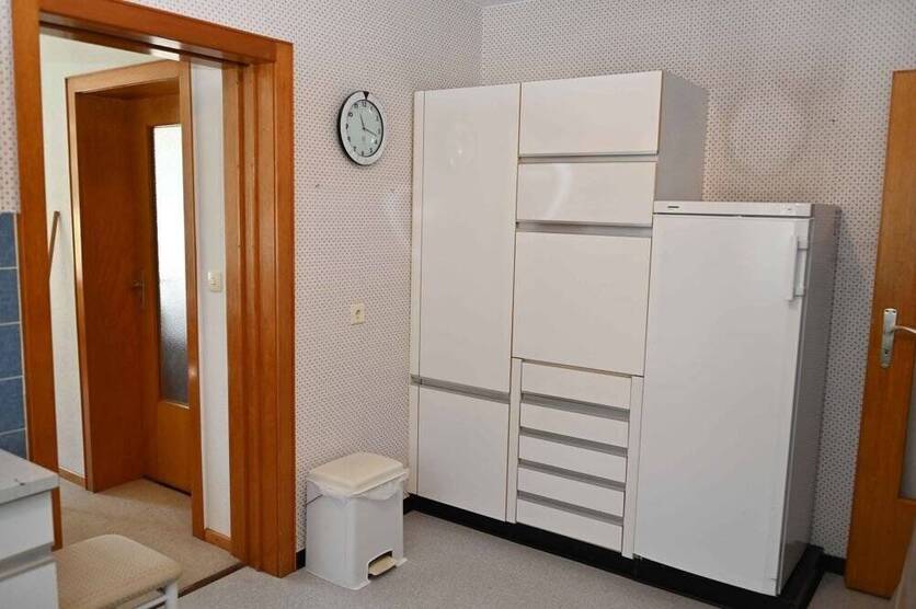 Provisionsfrei für den Käufer....!!! Zweifamilienhaus nebst großer Garage in ruhiger Lage ..... !!!