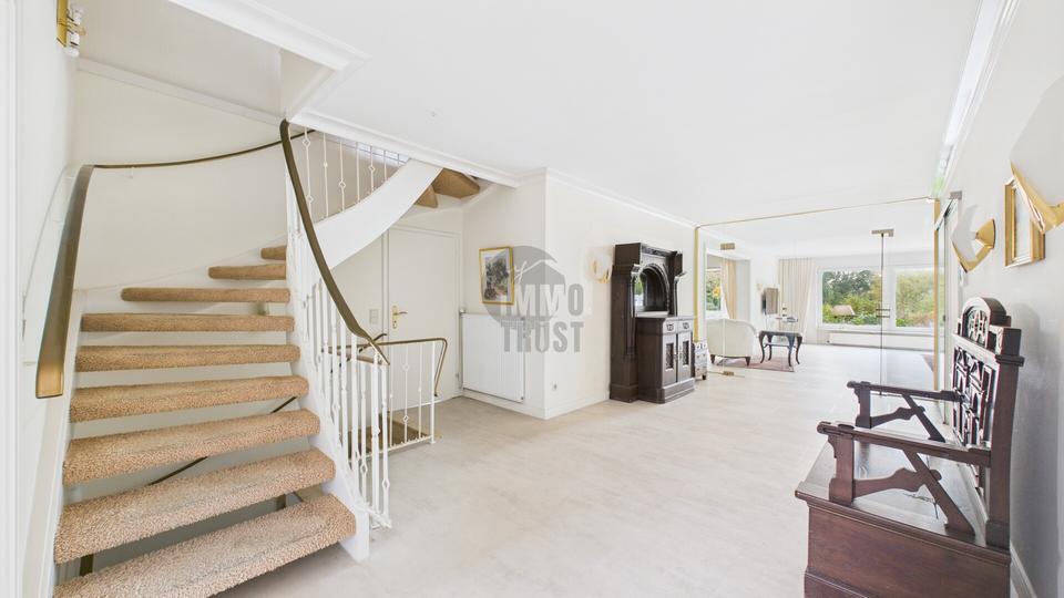 Exklusive Villa in Toplage von Grasdorf – 10 Zimmer, traumhafter Feldblick & Wellnessbereich mit Pool 10 zimmer