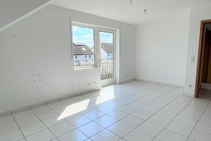 Helle Dachgeschoßwohnung * Balkon *Stellplatz