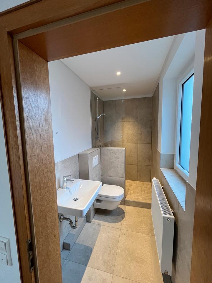 Doppelhaus Hälfte in Top Lage frisch renoviert, mit Garten zimmer