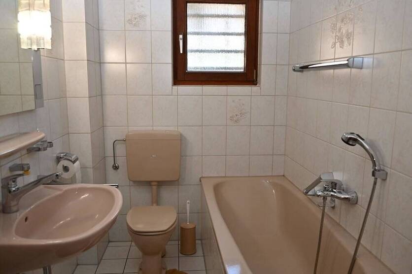 Provisionsfrei für den Käufer....!!! Zweifamilienhaus nebst großer Garage in ruhiger Lage ..... !!! 8 zimmer