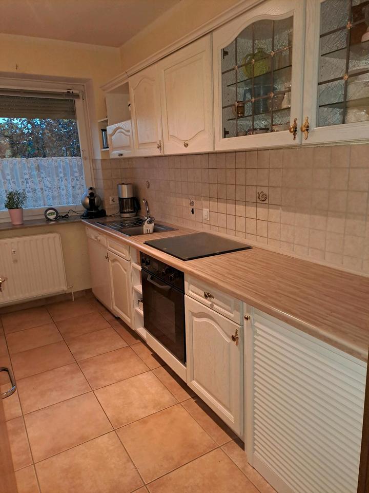 2 Zimmer Eigentumswohnung mit Balkon und Fenster im Bad zimmer