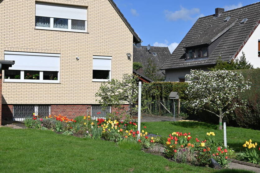 Provisionsfrei für den Käufer....!!! Zweifamilienhaus nebst großer Garage in ruhiger Lage ..... !!!