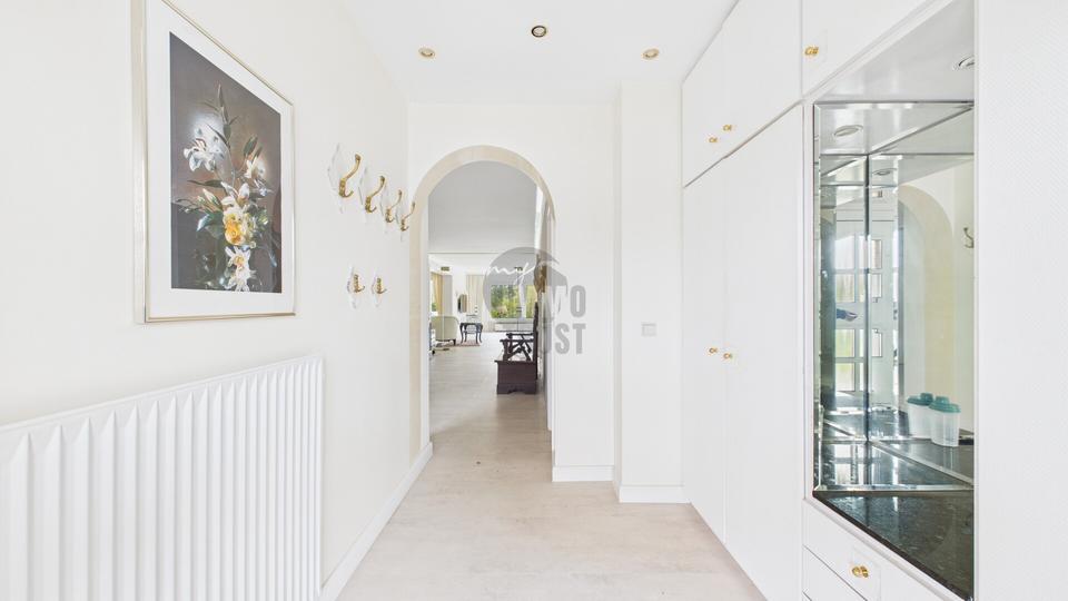 Exklusive Villa in Toplage von Grasdorf – 10 Zimmer, traumhafter Feldblick & Wellnessbereich mit Pool 10 zimmer