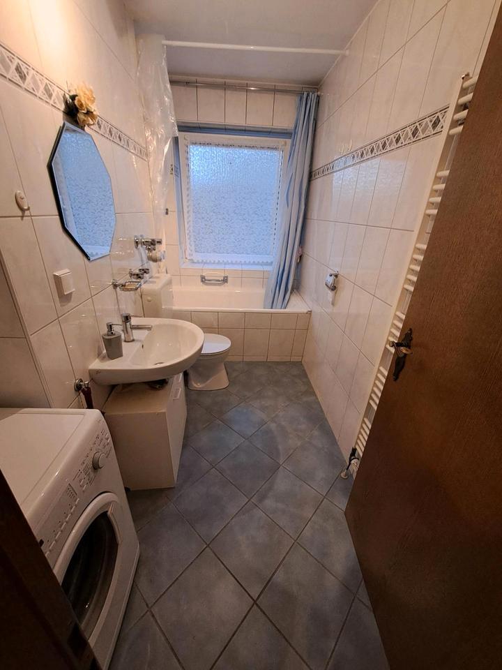 2 Zimmer Eigentumswohnung mit Balkon und Fenster im Bad zimmer