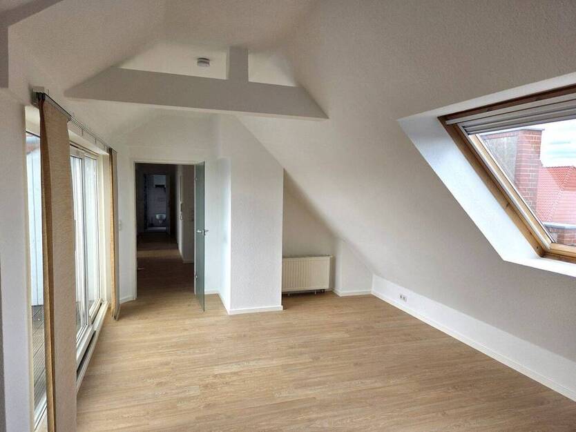Attraktive 2,5-Zimmer-Wohnung mit großer Dachterrasse in der Südstadt!!