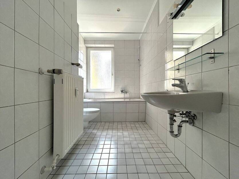 Helle, geräumige 4 Zimmerwohnung mit Balkon in zentraler Lage