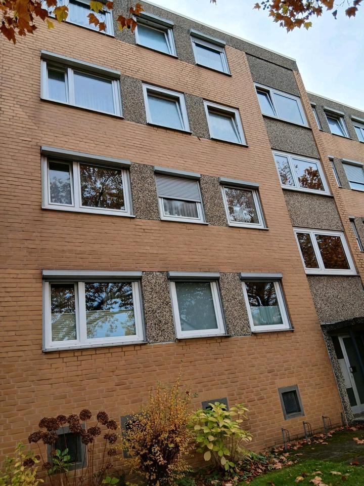 2 Zimmer Eigentumswohnung mit Balkon und Fenster im Bad zimmer