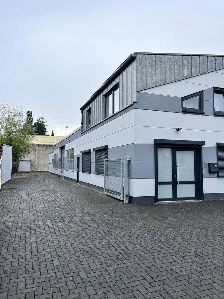GewerbeImmobilie mit Halle, Büros, Wohnung & Garagen in LaatzenGrasdorf - vielseitig nutzbar