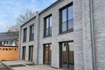 Haus zum Mieten in Burgwedel 2.100 € 156 m² 5 zimmer