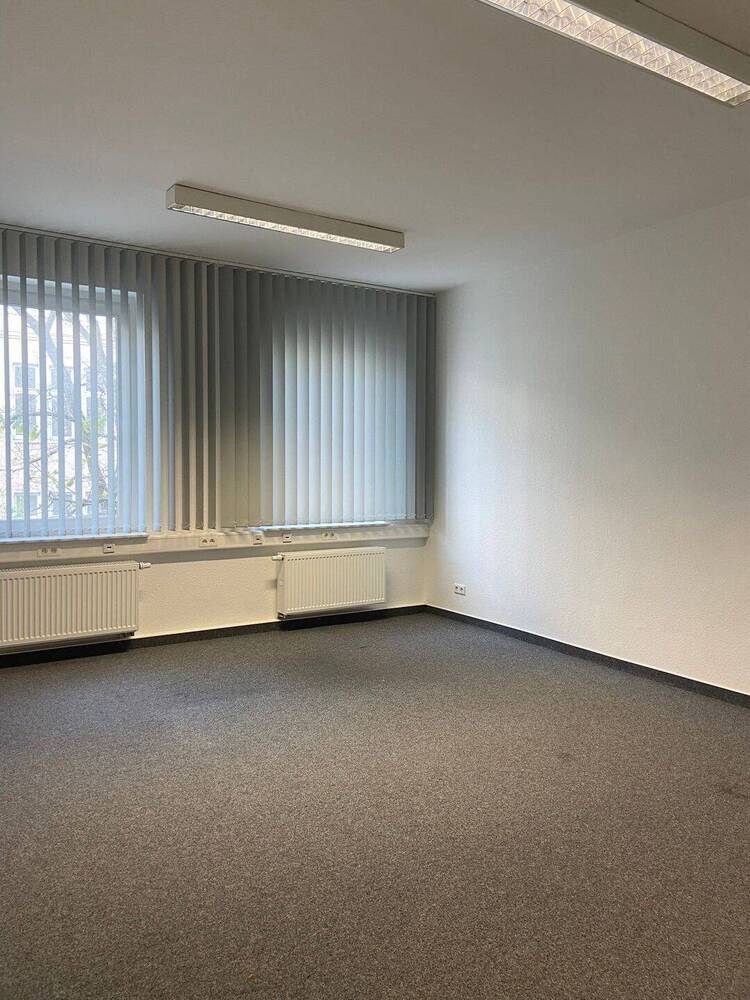 Südstadt: Schöne Büroeinheit in gepflegtem Geschäftshaus