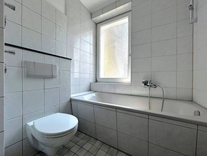 Helle, geräumige 4 Zimmerwohnung mit Balkon in zentraler Lage