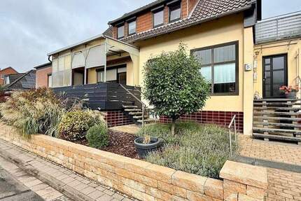 In einem begehrten Viertel der Kernstadt: Zweifamilienhaus mit viel Platz drinnen und draußen 6 zimmer