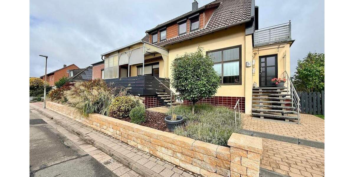 In einem begehrten Viertel der Kernstadt: Zweifamilienhaus mit viel Platz drinnen und draußen 6 zimmer