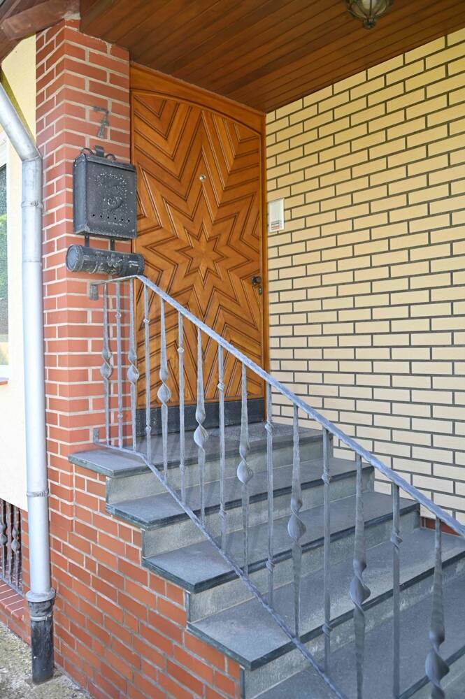 Provisionsfrei für den Käufer....!!! Zweifamilienhaus nebst großer Garage in ruhiger Lage ..... !!! 8 zimmer