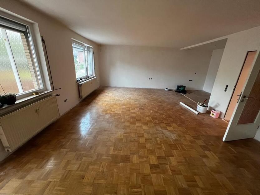 Großzügige 3 Zimmer Wohnung mit Garten , Wintergarten & Garage