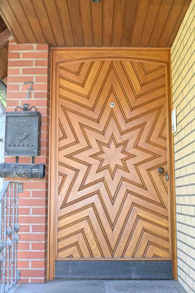 Provisionsfrei für den Käufer....!!! Zweifamilienhaus nebst großer Garage in ruhiger Lage ..... !!! 8 zimmer