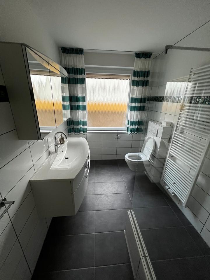 Großzügige 3 Zimmer Wohnung mit Garten , Wintergarten & Garage