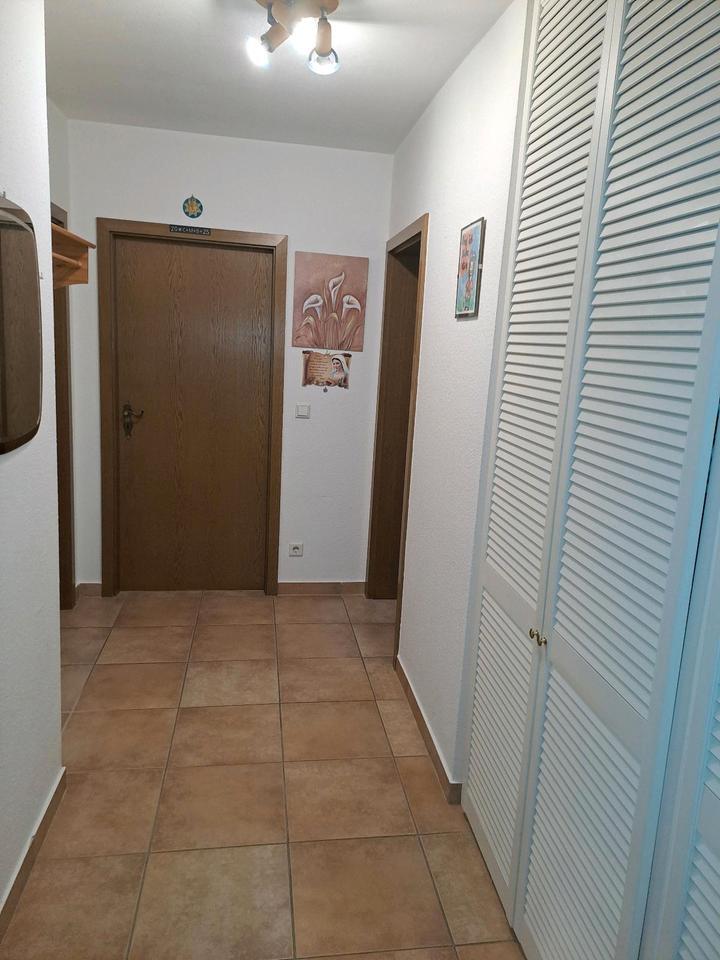 2 Zimmer Eigentumswohnung mit Balkon und Fenster im Bad zimmer