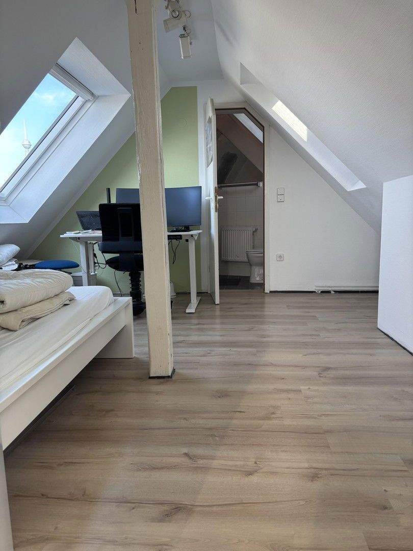 Dachgeschoss-Juwel mit großer Sonnenterrasse in bester Südstadtlage - ohne Makler! 3 zimmer