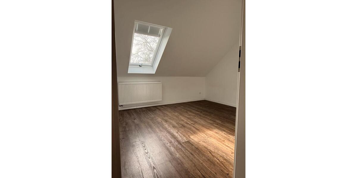 Dachgeschoßwohnung Hannover Buchholz-Kleefeld - 4 Zimmer, 80 m&sup2;, 1.100&euro; | Angebot:25489096