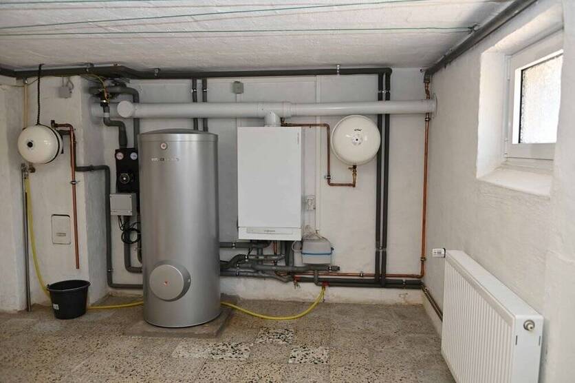 Provisionsfrei für den Käufer....!!! Zweifamilienhaus nebst großer Garage in ruhiger Lage ..... !!! 8 zimmer