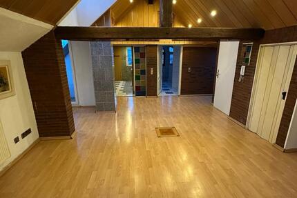 Charmante Dachgeschosswohnung mit süßer Terrasse und EBK 3 zimmer