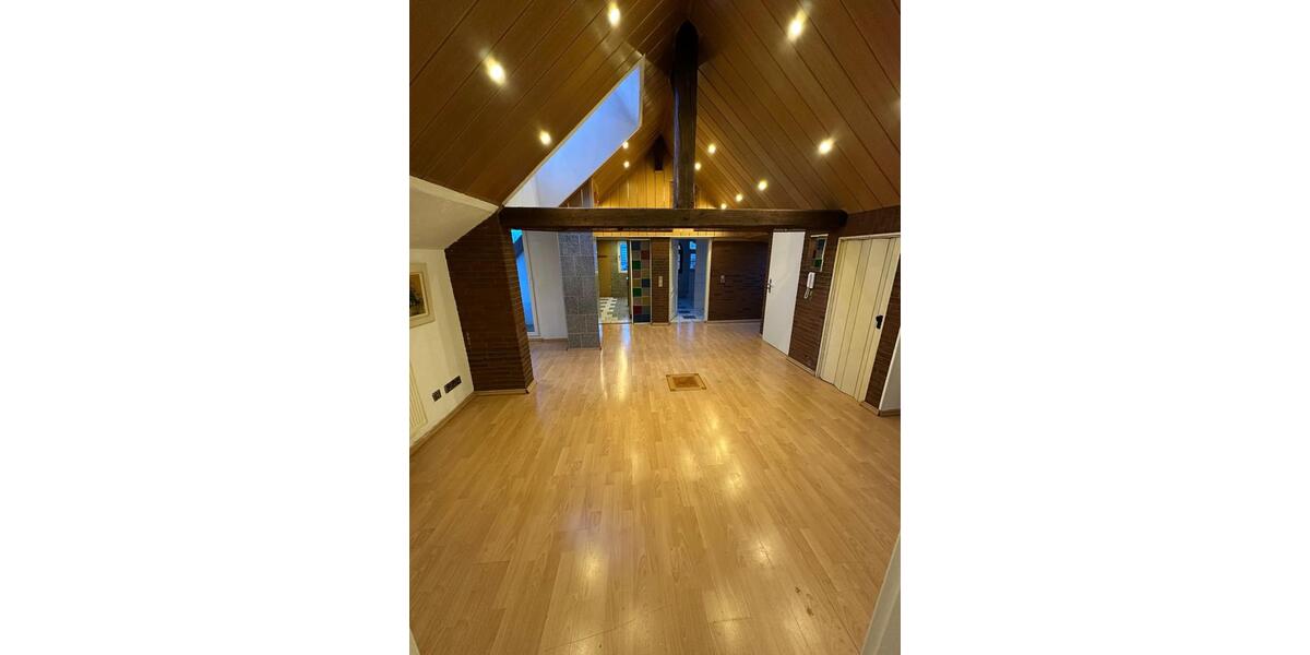 Charmante Dachgeschosswohnung mit süßer Terrasse und EBK 3 zimmer