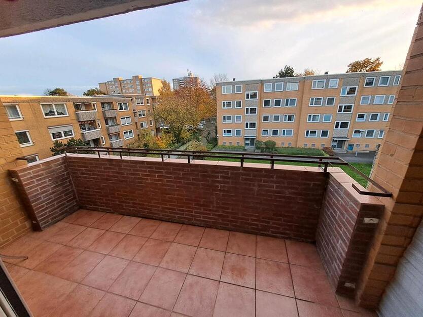 2 Zimmer Eigentumswohnung mit Balkon und Fenster im Bad zimmer