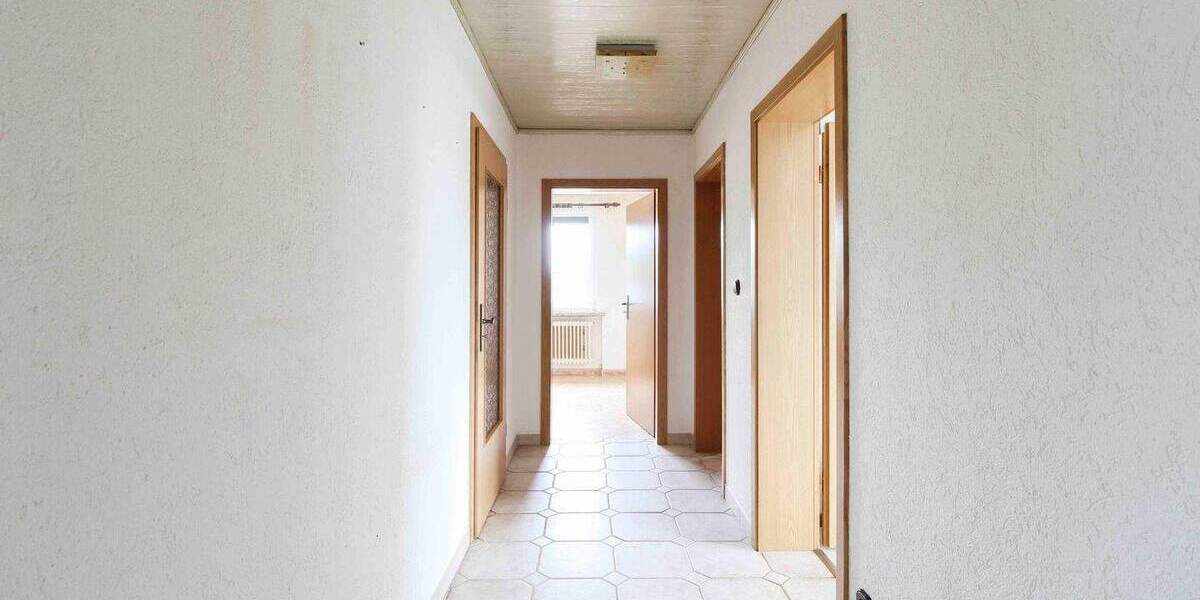 Ruhige 3 Zimmer Dach-Geschosswohnung (Sanierungsbedürftig) in Schulenburg 3 zimmer