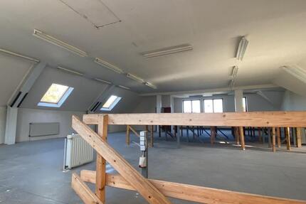 Onlinehandel Lager Hobbyraum mit Büro und Toilette zimmer