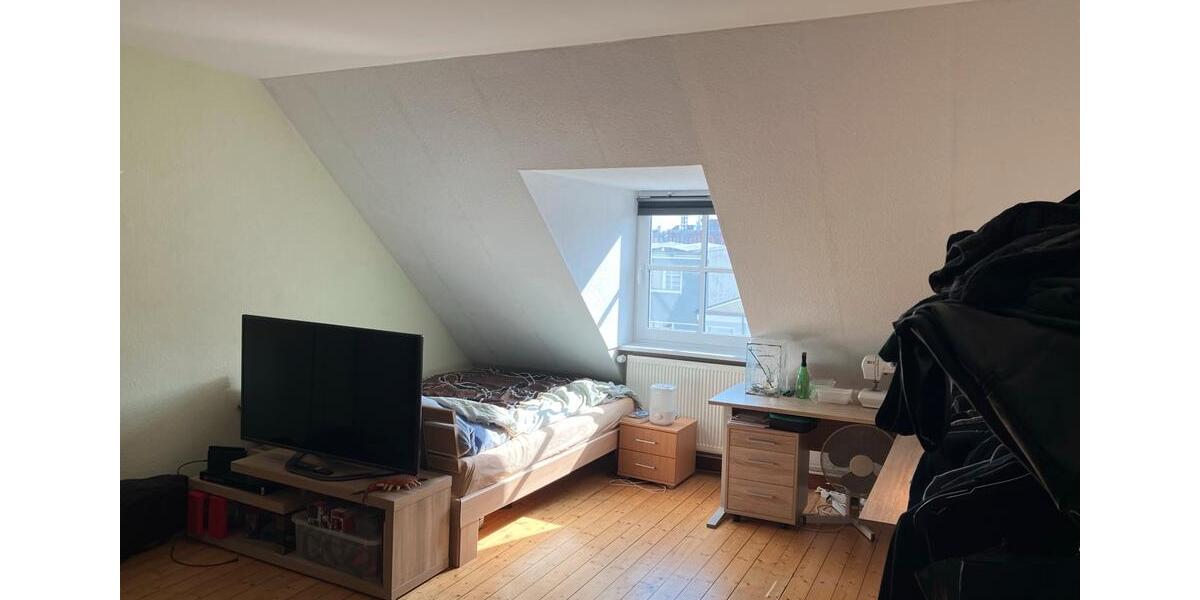 Dachgeschoßwohnung Hannover Mitte - 4 Zimmer, 22 m&sup2;, 390&euro; | Angebot:25722211