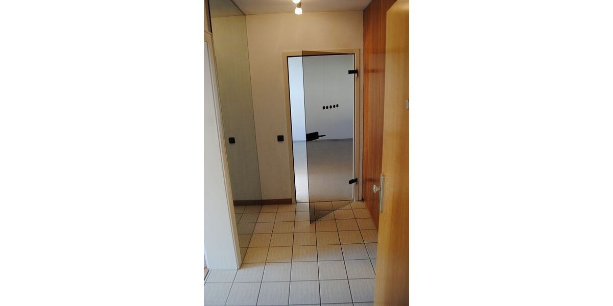 Wohnung im EG mit Balkon, Garage und Stellplatz in ruhiger Lage ... sucht lebensälteren Mieter ... 2 zimmer