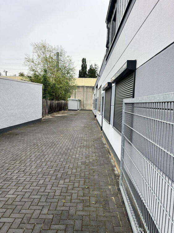 GewerbeImmobilie mit Halle, Büros, Wohnung & Garagen in LaatzenGrasdorf - vielseitig nutzbar