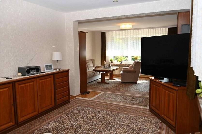 Provisionsfrei für den Käufer....!!! Zweifamilienhaus nebst großer Garage in ruhiger Lage ..... !!! 8 zimmer