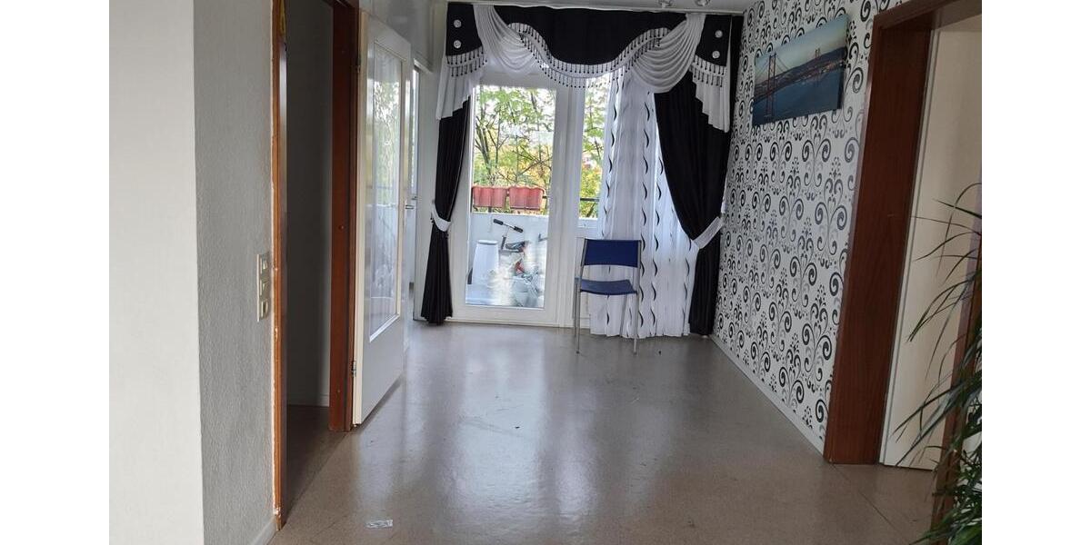 Dreizimmer in beste Lage. 2 Loggia. Keller. Garage. 3 zimmer