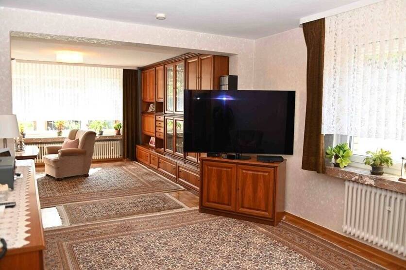 Provisionsfrei für den Käufer....!!! Zweifamilienhaus nebst großer Garage in ruhiger Lage ..... !!! 8 zimmer