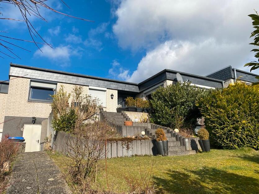 Bungalow, voll unterkellert, mit tollem Ausblick, idyllische Lage