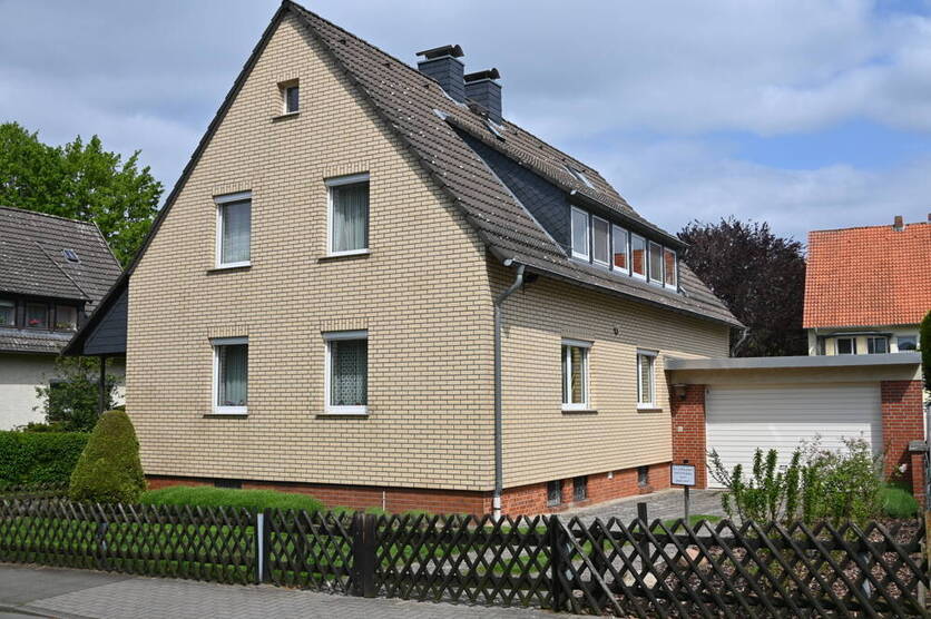 Provisionsfrei für den Käufer....!!! Zweifamilienhaus nebst großer Garage in ruhiger Lage ..... !!!