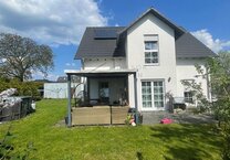 KfW 70: Modernes Traumhaus mit drei Stellplätzen