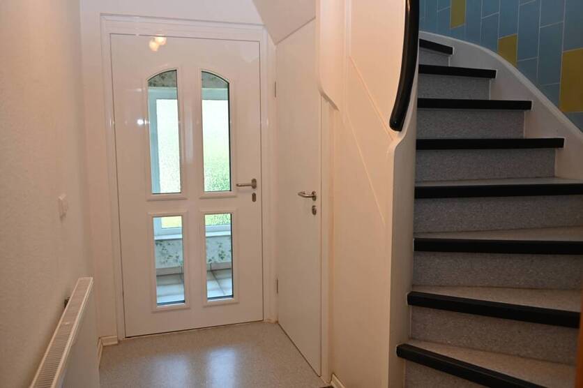 Provisionsfrei für den Käufer....!!! Zweifamilienhaus nebst großer Garage in ruhiger Lage ..... !!! 8 zimmer