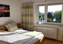 Möbliertes Zimmer mit Blick auf See