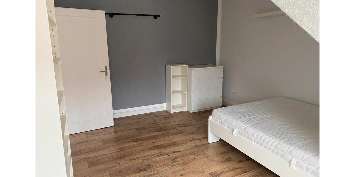 Dachgeschoßwohnung Hannover Vahrenwald-List - 3 Zimmer, 80 m&sup2;, 1.200&euro; | Angebot:27605777